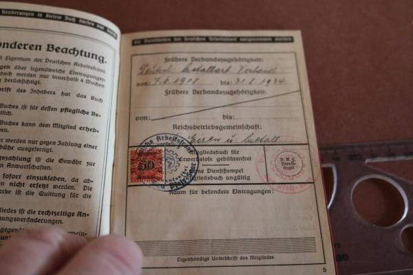 Mitgliedsbuch der Deutschen Arbeitsfront DAF eines Mannes aus Pfalz-Saar